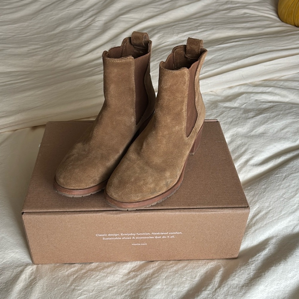 Nisolo Ana Go-To Heeled Chelsea Boot in Taupe sz 7.5